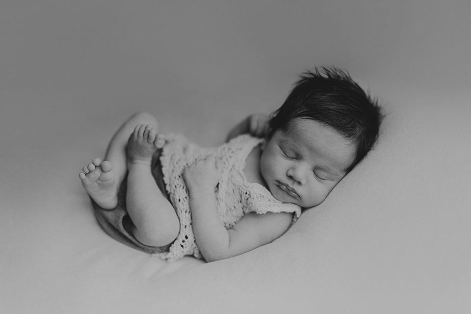 newborn-fotografie-lttile-love-black-and-white